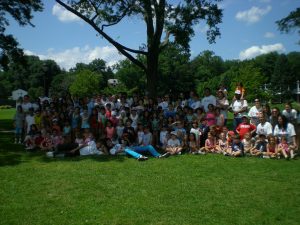 campers, counselors and artists take one last photo!